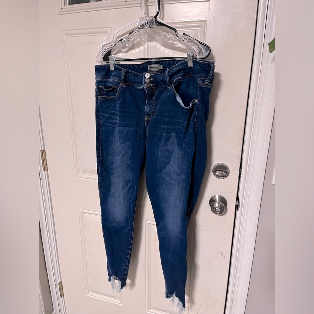 Torrid 22 tall super soft jegging distressed ankle